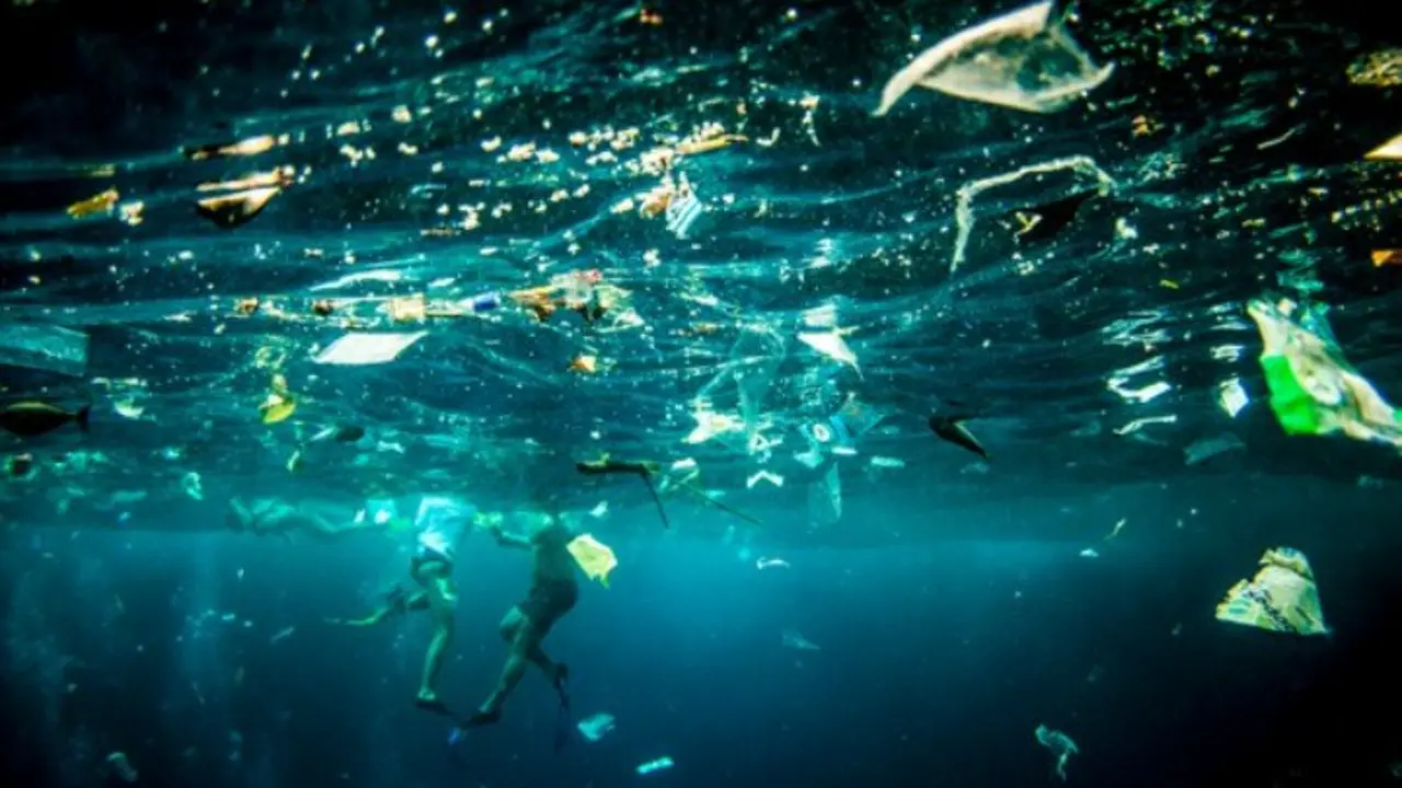 Oc&eacute;ano contaminado por pl&aacute;stico. / Clubbingspain