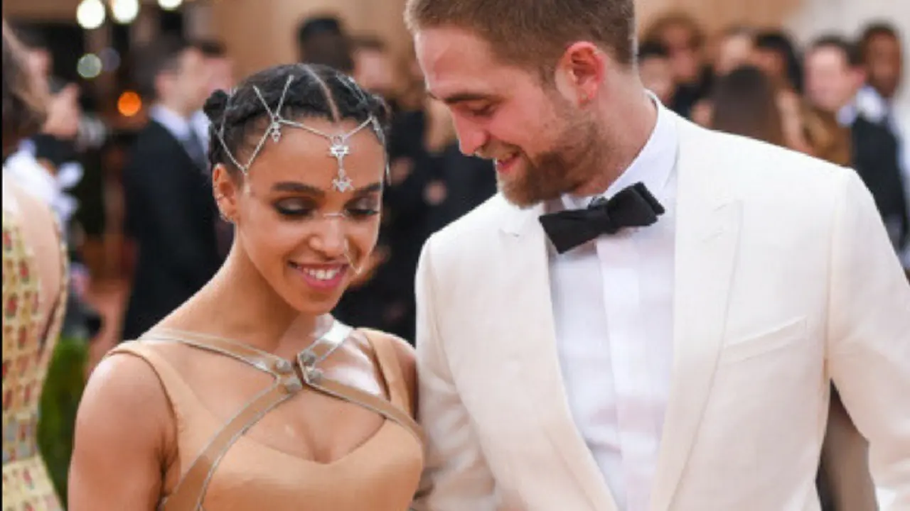 FKA Twigs, cantante, y Robert Pattinson, actor. RR SS.