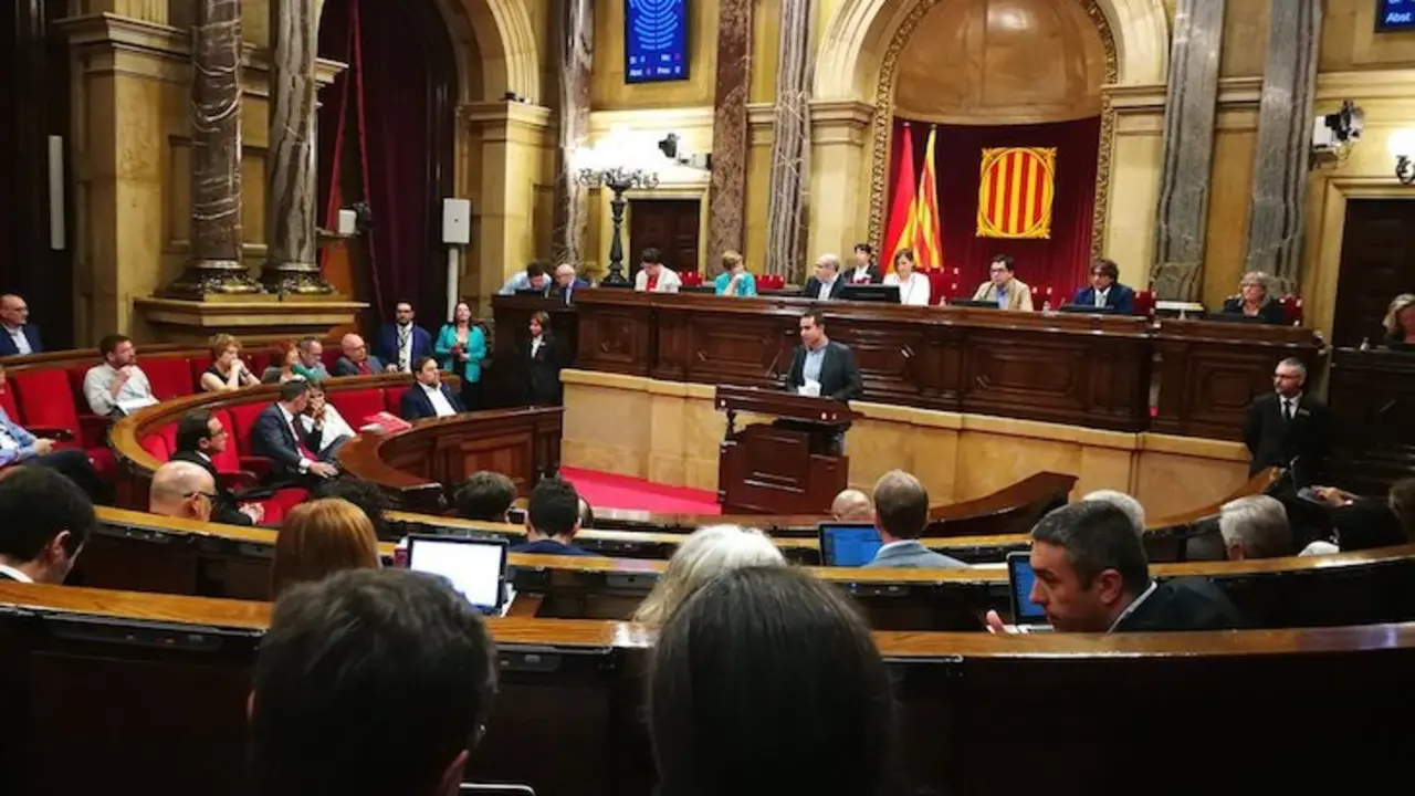 Interior del Parlamento catalán. / Twitter.