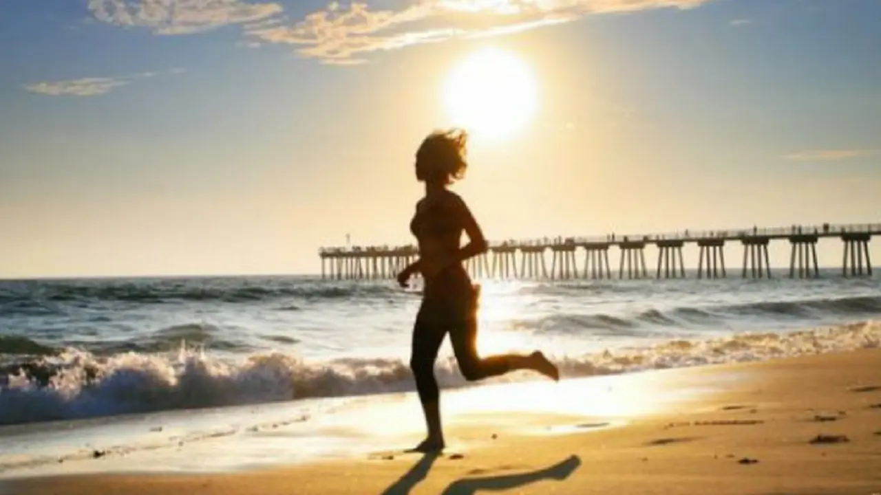 Mujer corriendo en la playa. / RR SS.