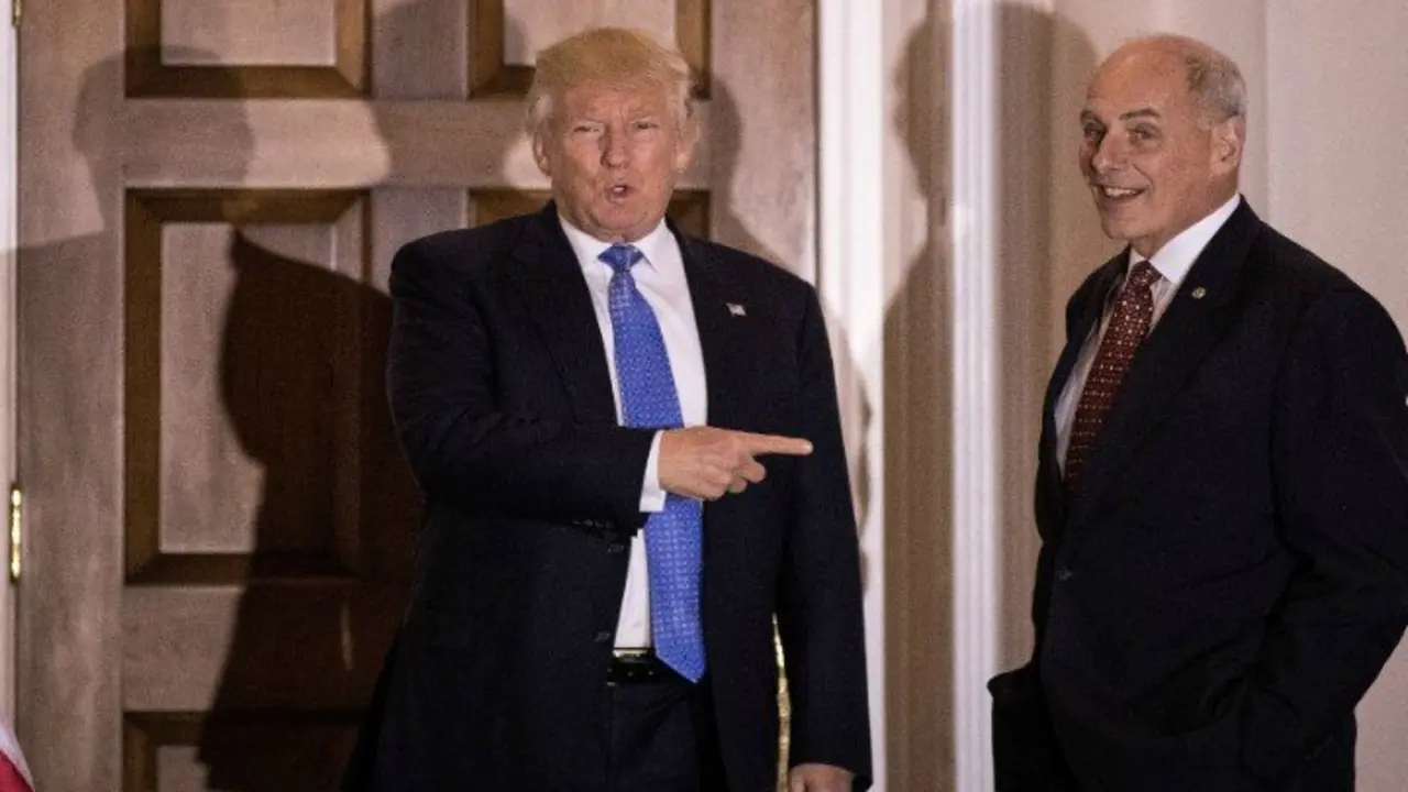 Donald Trump, presidente de Estados Unidos, se&ntilde;alando a John Kelly, militar retirado y nuevo jefe de Gabinete de la Casa Blanca. / CNN.com