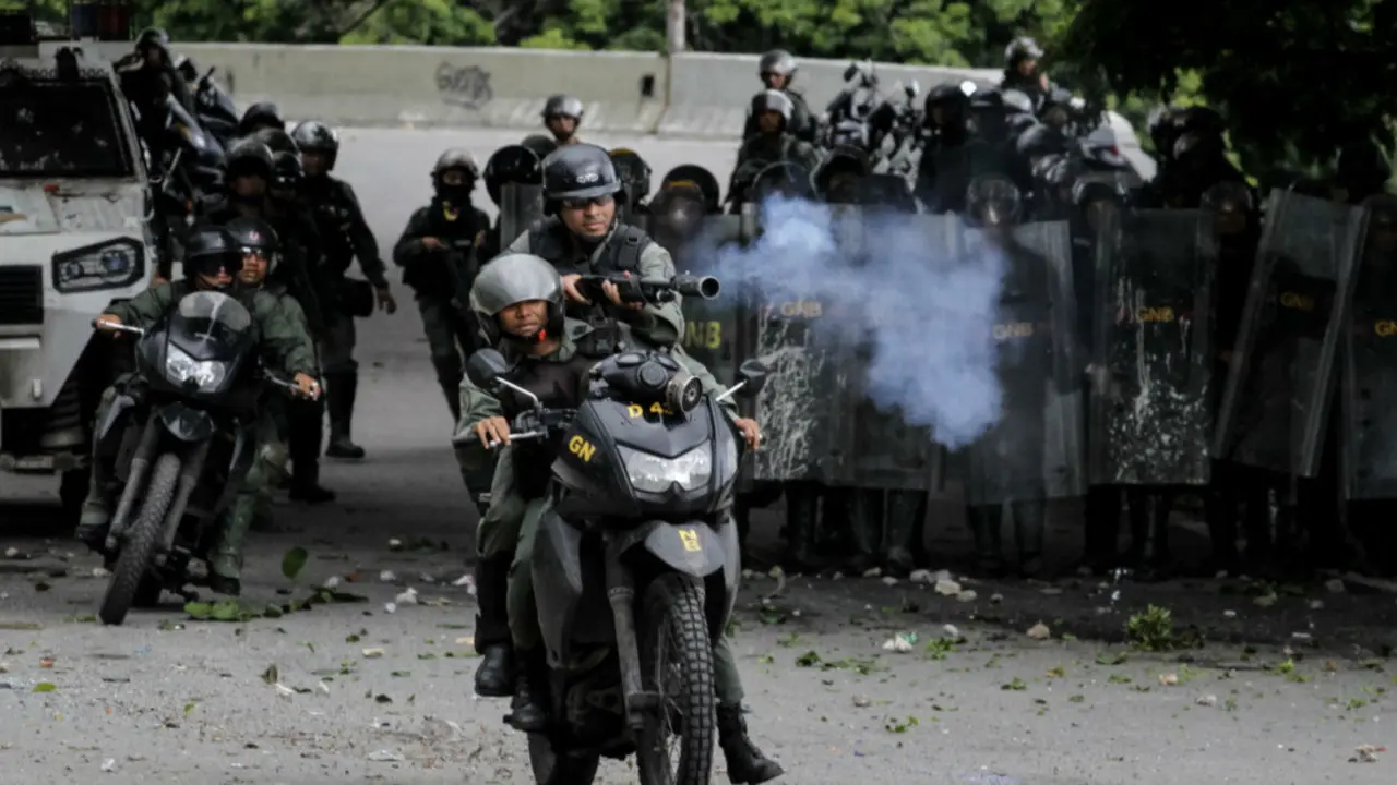 Guardias de Nicolás Maduro atacan a los manifestantes. / elestimulo.com
