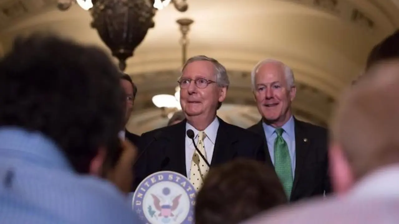 Mitch McConnel (centro) y John Cornyn, de la bancada republicana en el Senado. / Facebook.