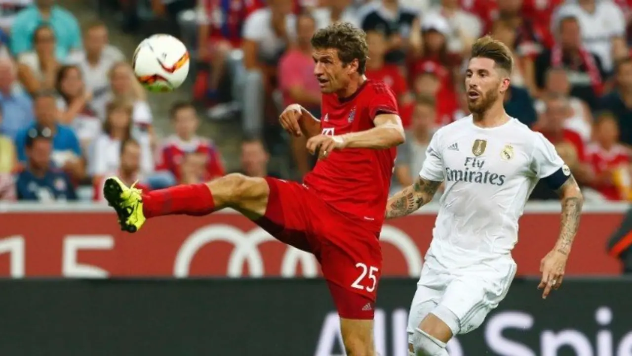 Thomas M&uuml;ller y Sergio Ramos. / RRSS