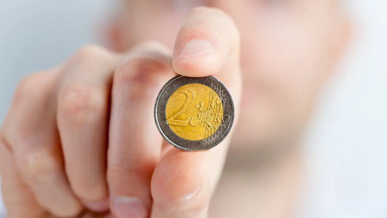Una moneda de 2 euros.