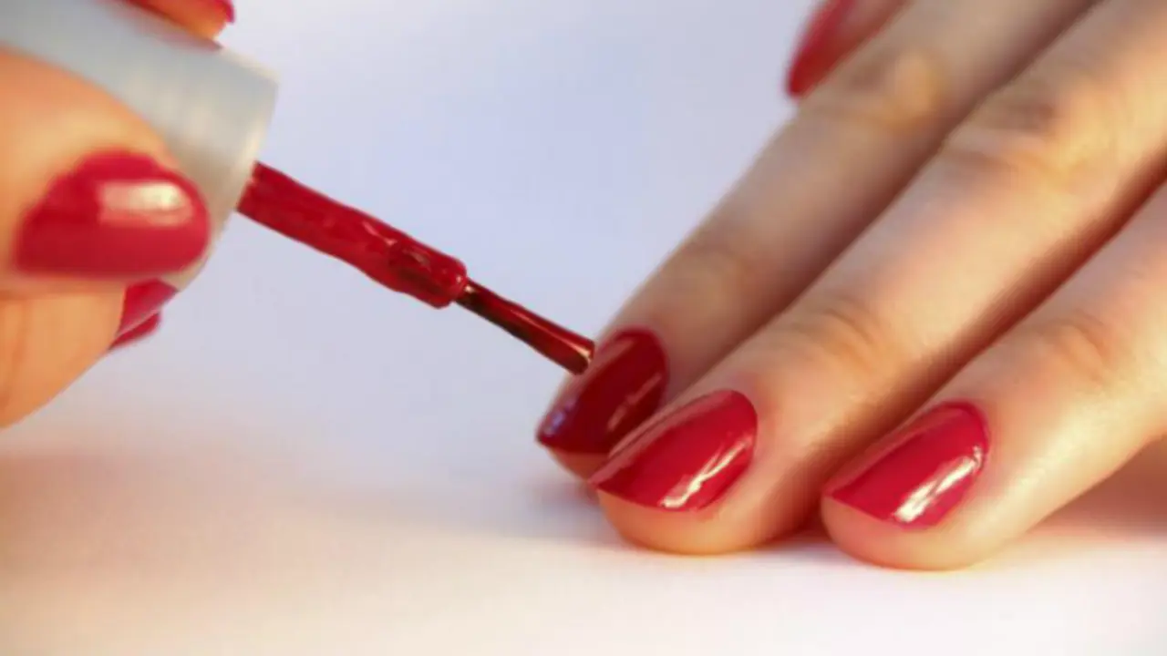 Una persona pintando u&ntilde;as. / Mundiario