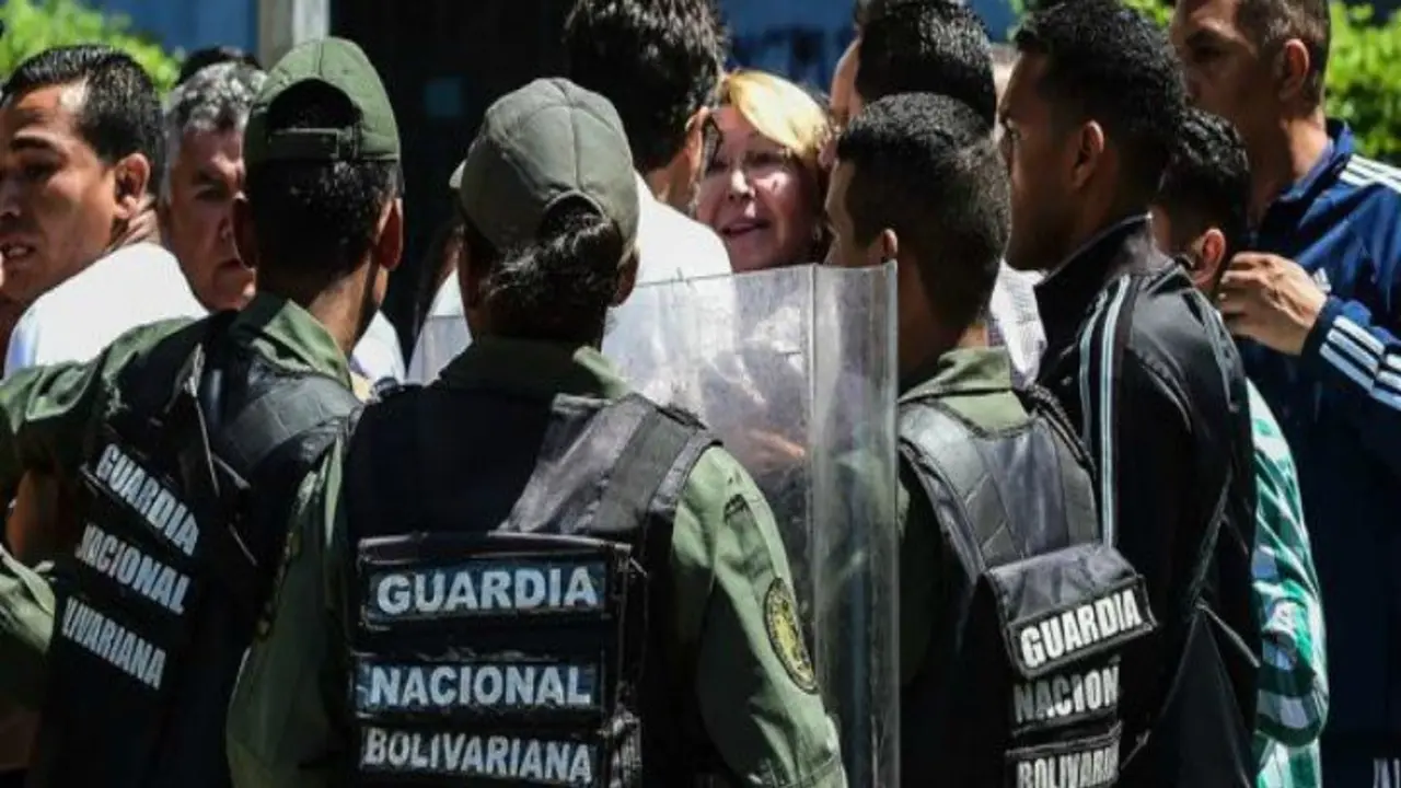 Efectivos de la Guardia Nacional Bolivaria impiden entrada de Luisa Ortega D&iacute;az al Ministerio P&uacute;blico. / Twitter