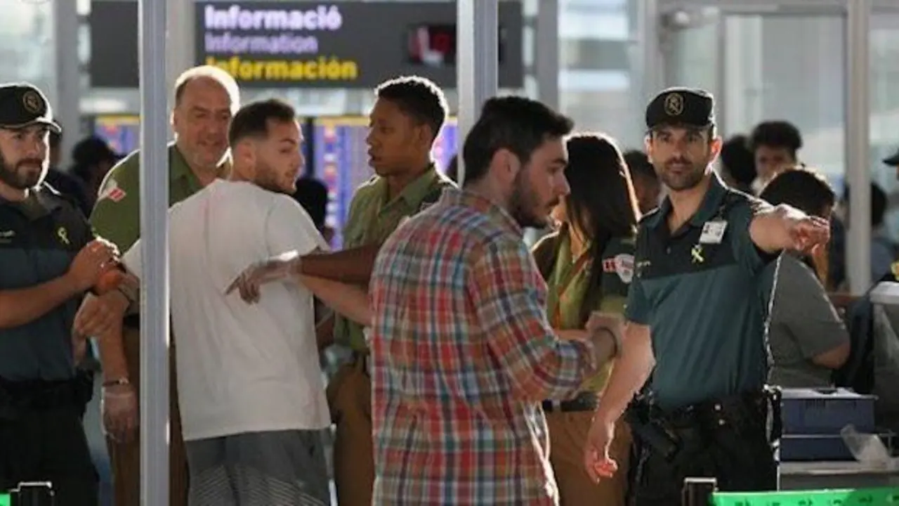 Agentes de la Guardia Civil en El Prat. / Twitter
