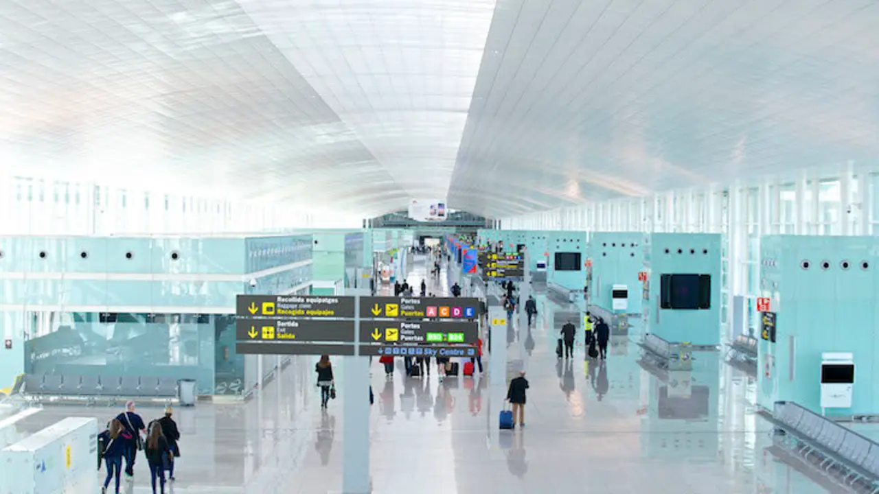 Interior del aeropuerto El Prat. / Archivo