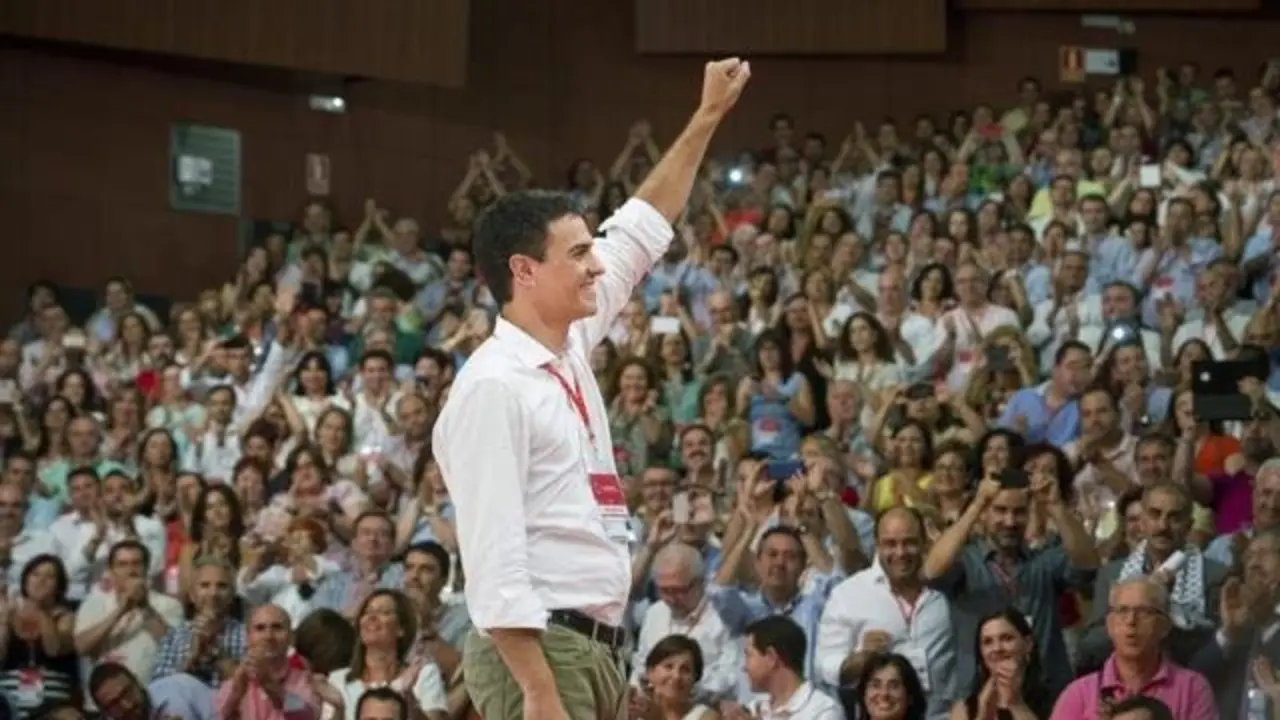 Pedro S&aacute;nchez aclamado por los suyos.