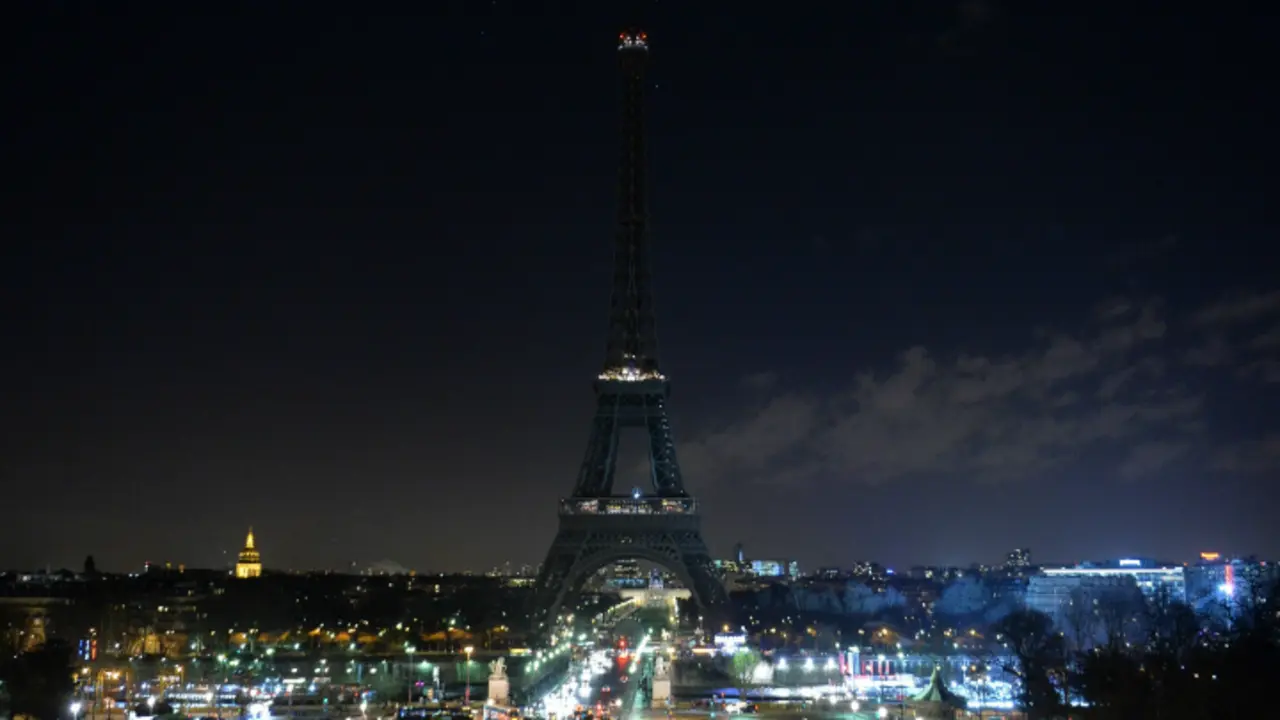 Torre Eiffel a oscuras en se&ntilde;al de duelo. / RR SS