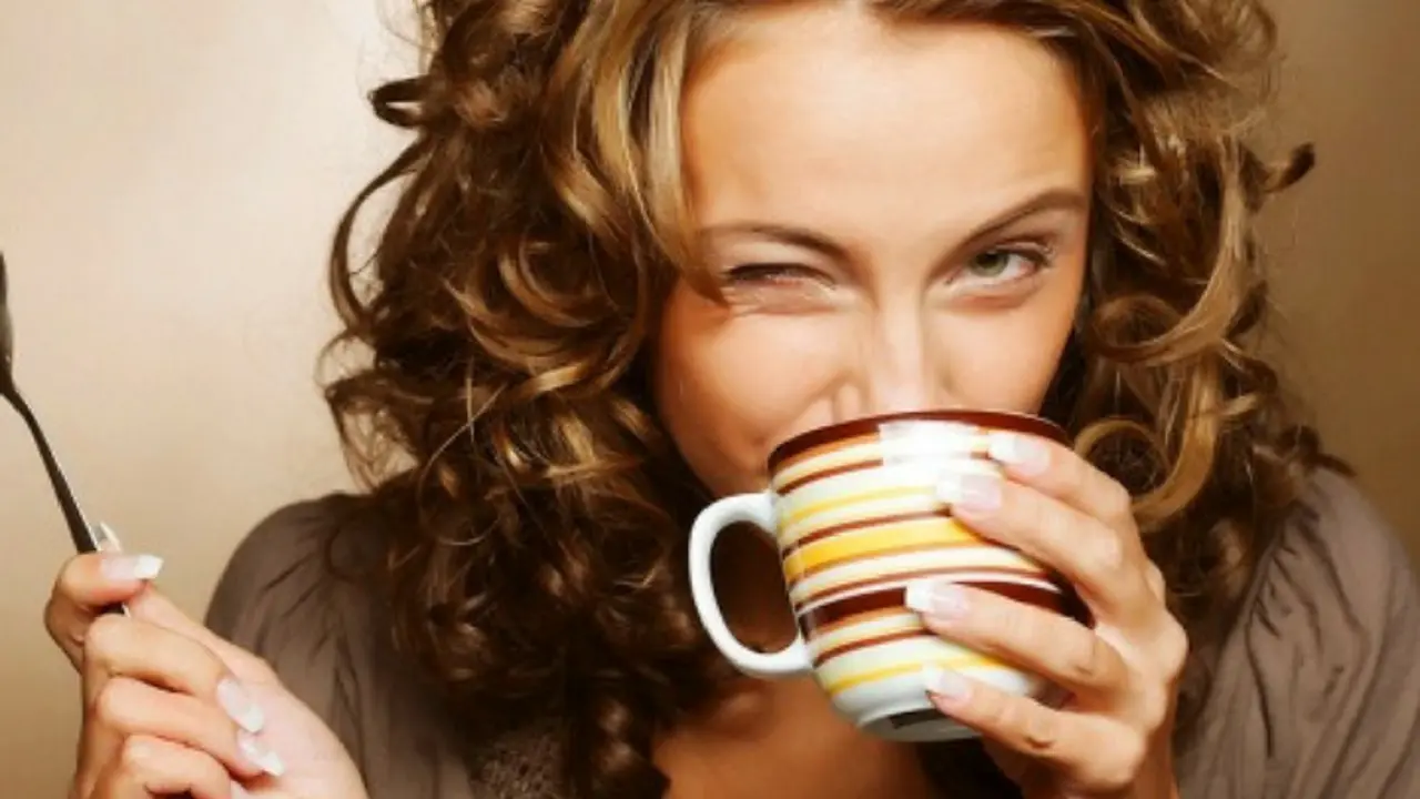 Mujer tomando caf&eacute;. Nowloss.