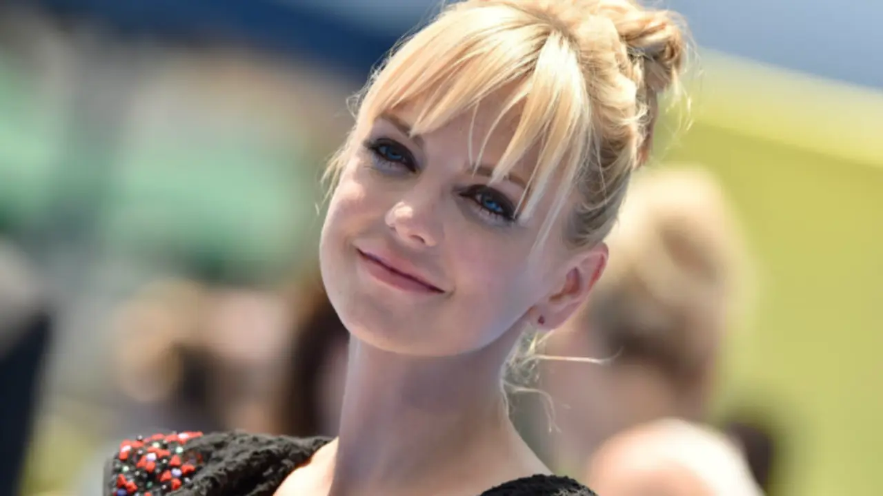 Anna Faris, actriz estadounidense. HelloGiggles