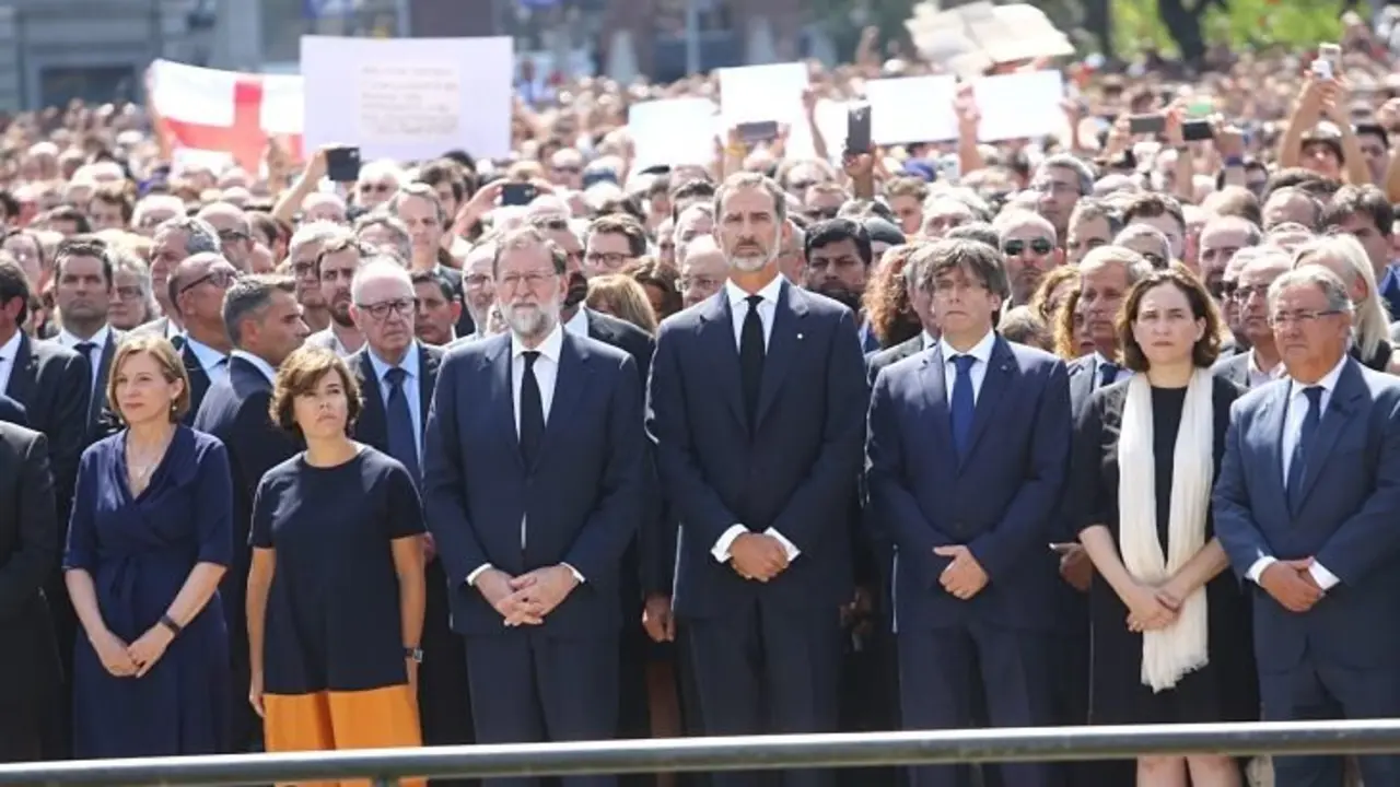 Autoridades españolas y catalanas en el minuto de silencio tras los atentados en Cataluña.