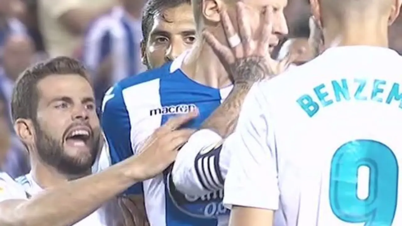 "Esto es roja siempre, salvo que te llames Sergio Ramos y juegues en el Madrid. Siempre la misma historia." Foto y comentario en @karlinhos_rcd