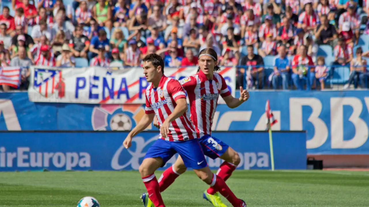 Koke (primer plano), jugador del Atlético de Madrid.