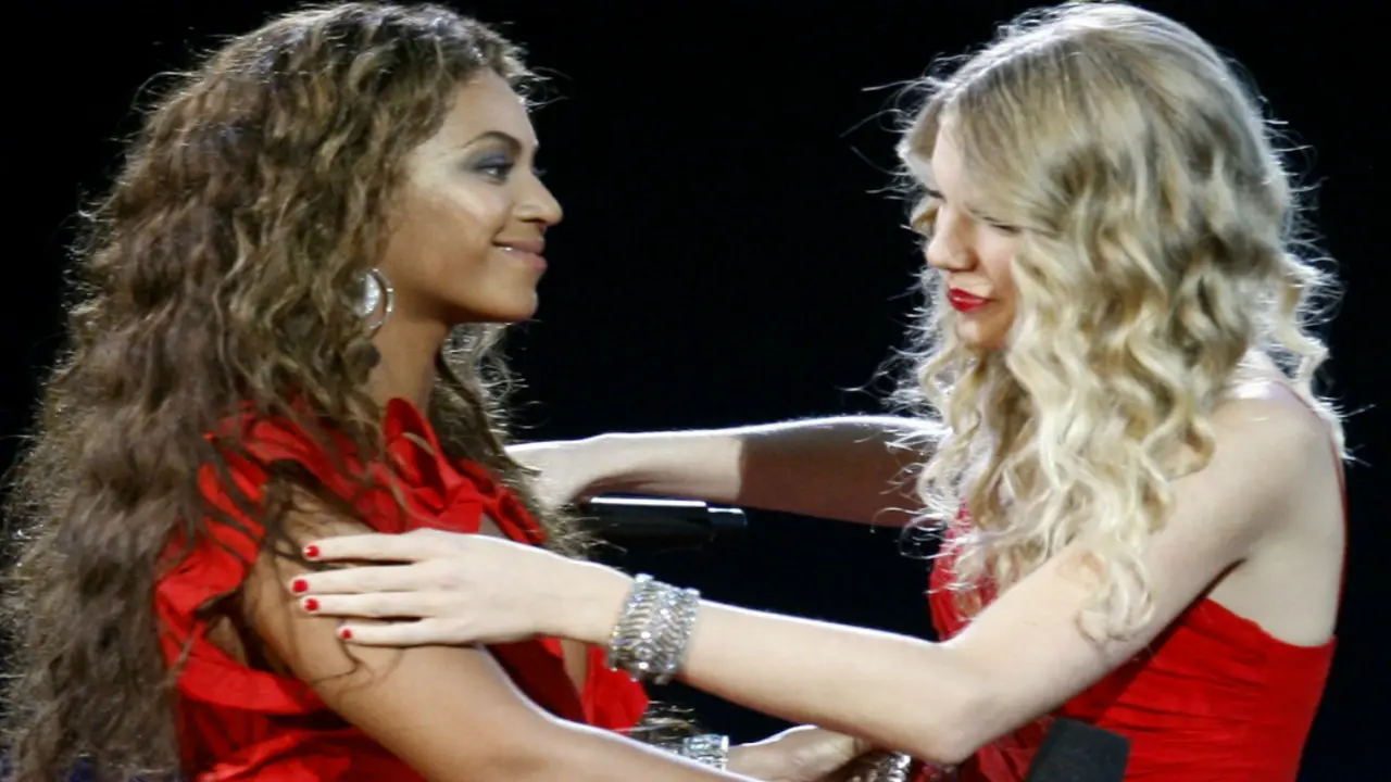 Beyonc&eacute; y Taylor Swift en los MTV Video Music Awards 2009. / RR SS