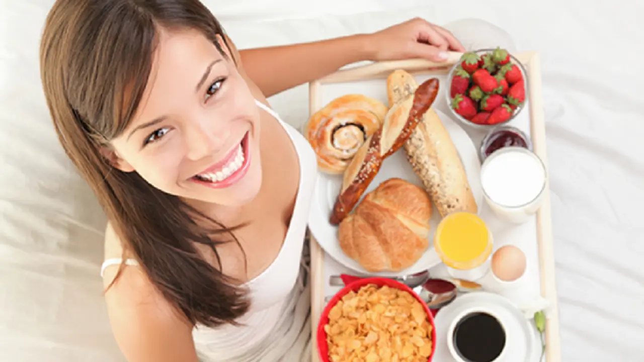Mujer comiendo sano. RR SS.