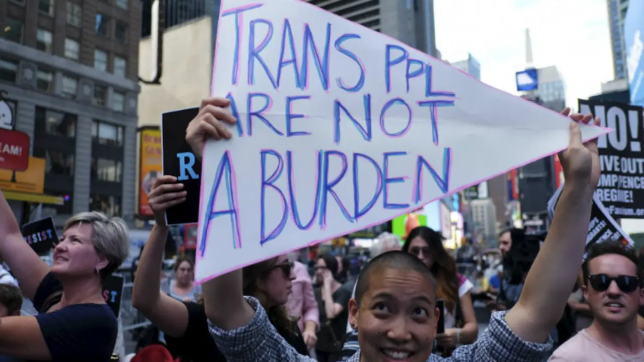 Protesta en Nueva York contra el veto de transg&eacute;neros de Donald Trump. LaPresse.ca