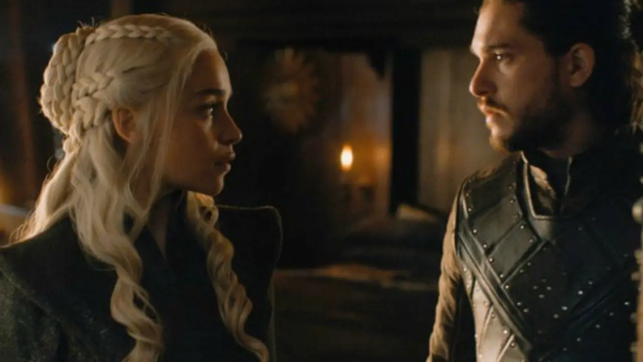 Emilia Clarke como Daenerys Targaryen y Kit Harrington como Jon Snow en Game of Thrones. HBO