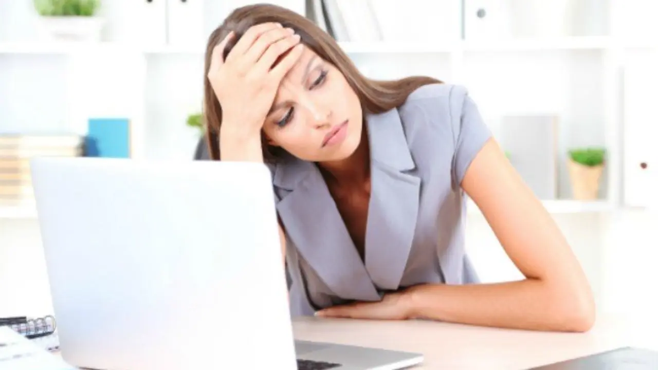 Mujer cansada del trabajo. chicureohoy.cl