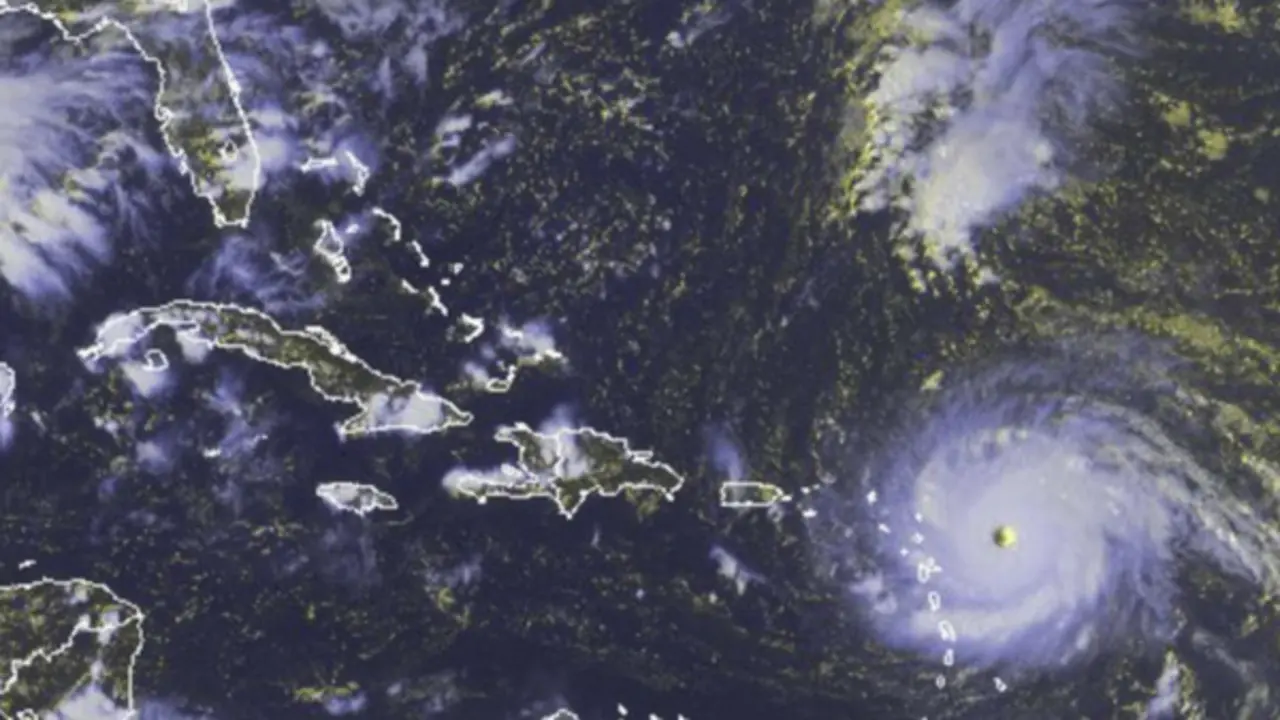 Hurac&aacute;n irma acerc&aacute;ndose a las Islas de Sotavento. NASA.