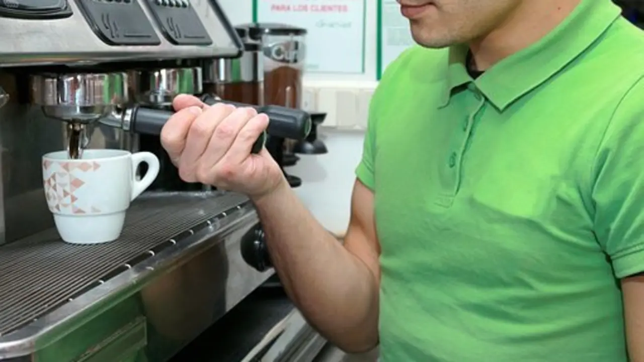 Un trabajador de una cafeter&iacute;a. / Pixabay