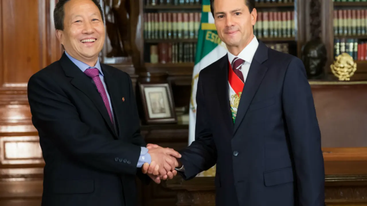 Kim Hyong Gil, embajador de Corea del Norte y Enrique Pe&ntilde;a Nieto, presidente de M&eacute;xico. Twitter