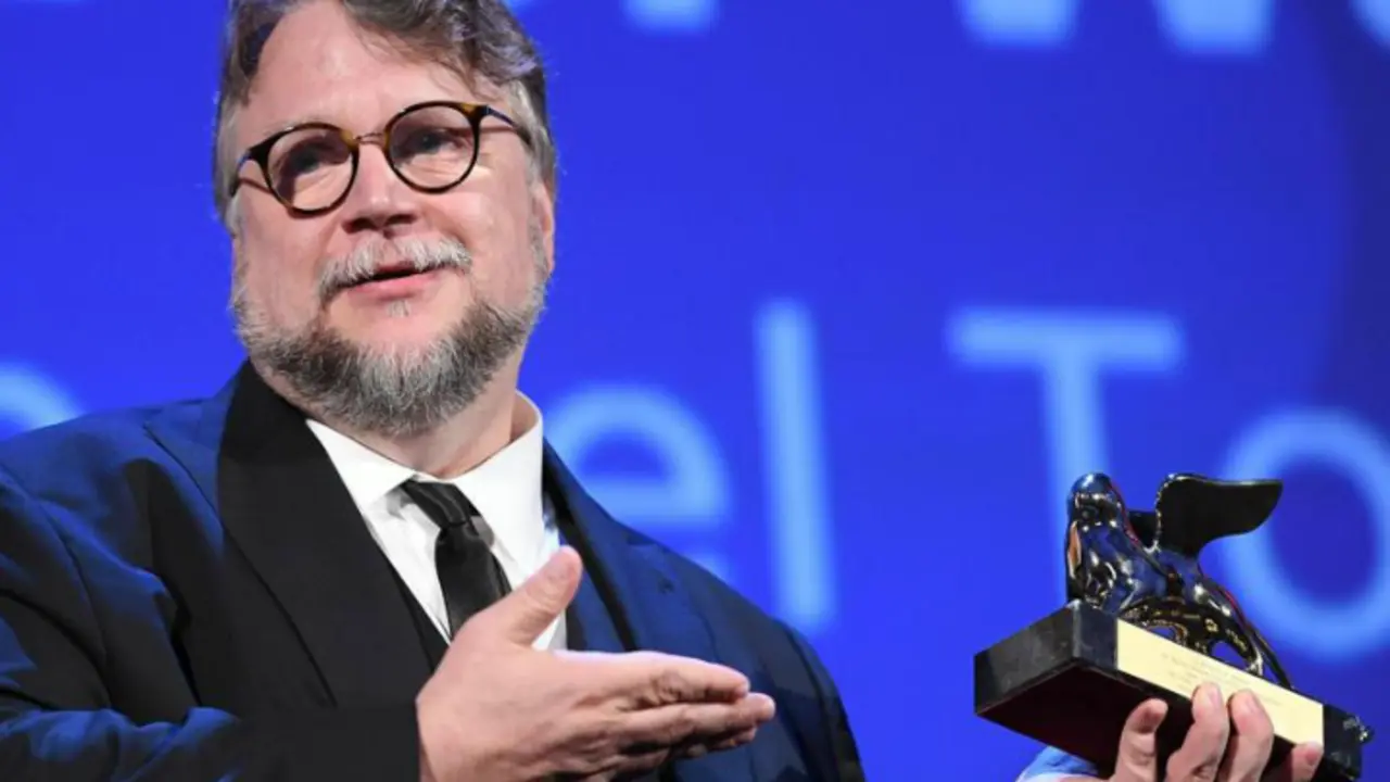 Guillermo Del Toro, cineaste, con el premio Le&oacute;n de Oro a Mejor Pel&iacute;cula en el festival de Venecia. La Vanguardia