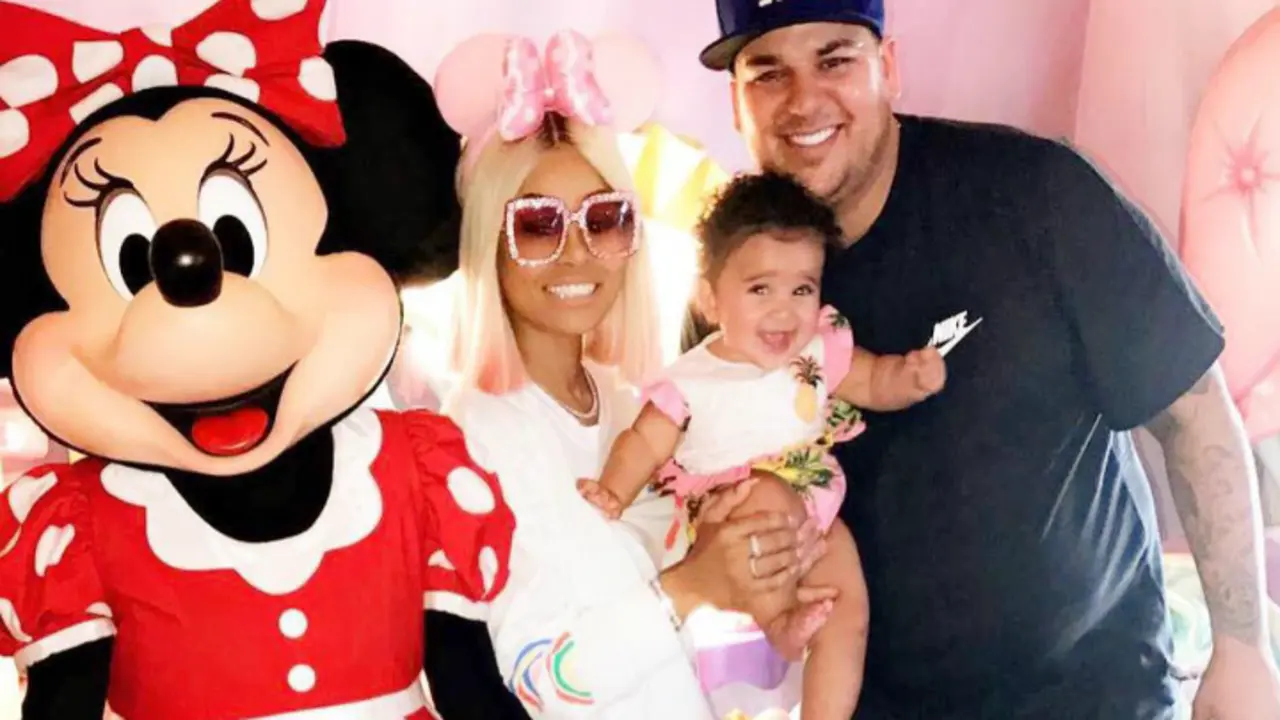 Blac Chyna, cantante y Rob Kardashian, empresario, junto a su hija Dream, en Disney. Instagramd
