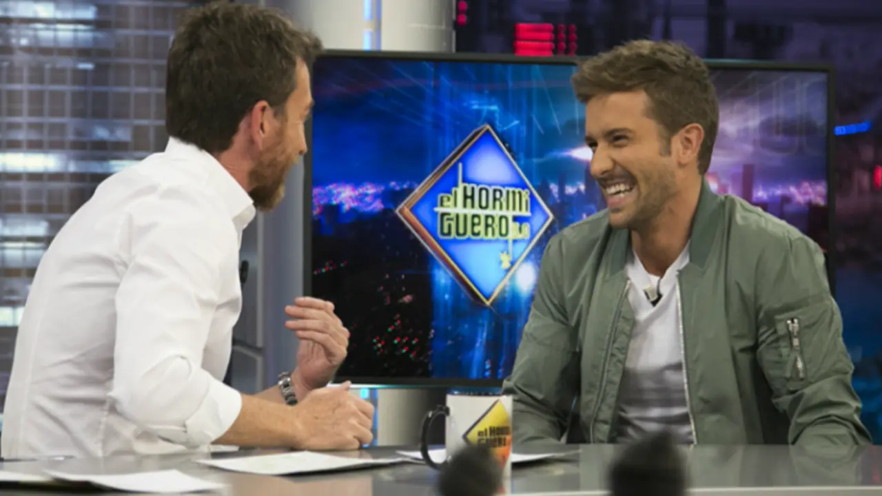Pablo Motos, presentador; y Pablo Albor&aacute;n, cantante, en una entrevista en el programa El Hormiguero. Twitter