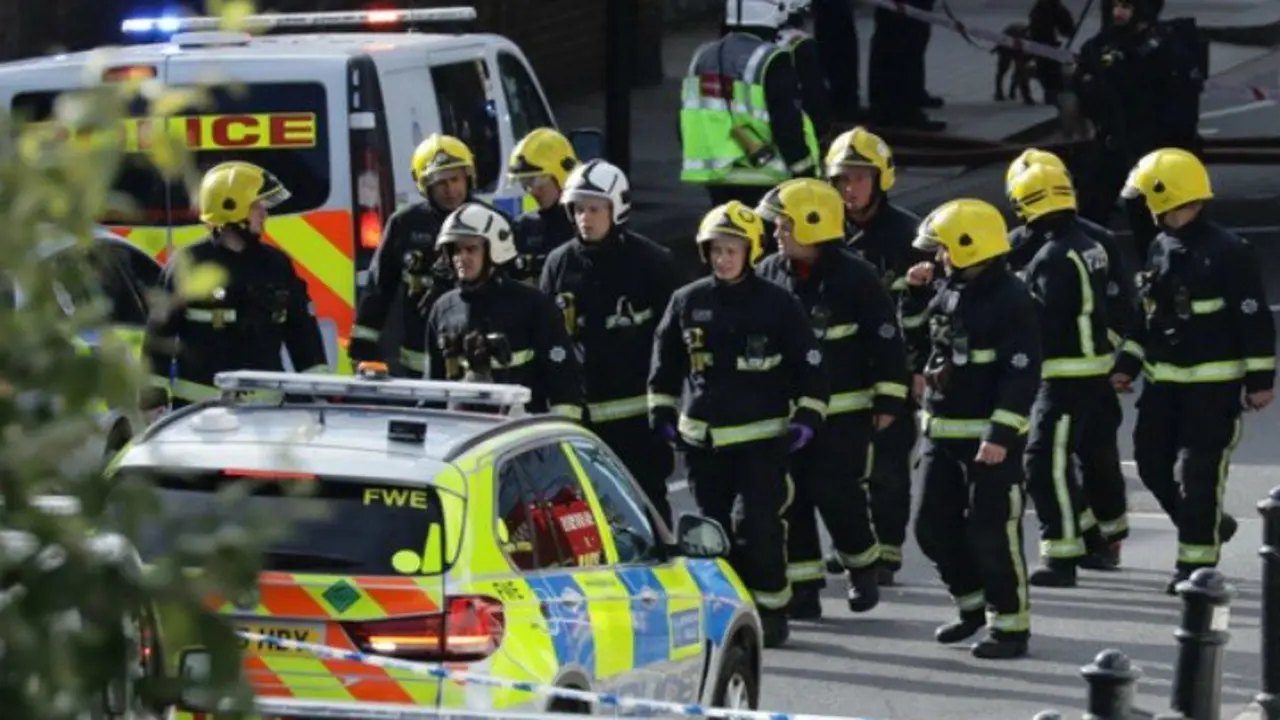 Polic&iacute;a brit&aacute;nica inspeccionando la zona tras el antentado del metro de Londres. Twitter