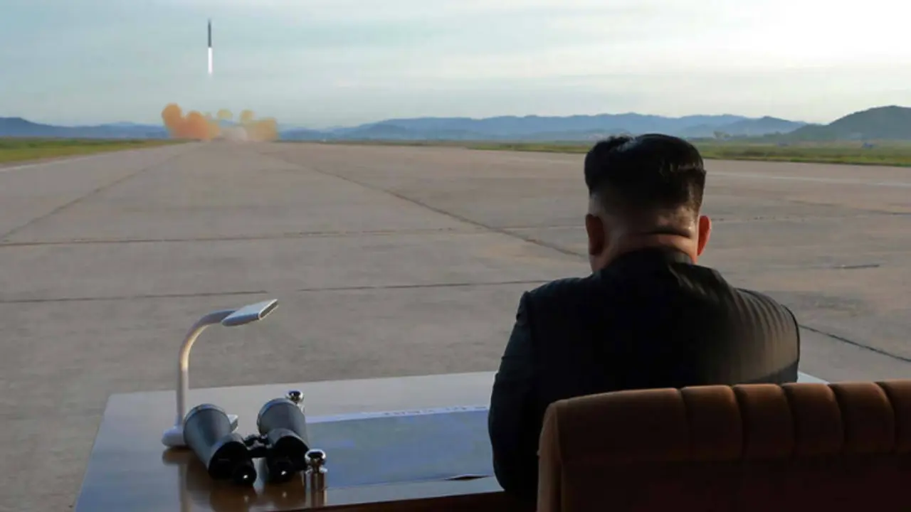 Kim Jong-Un, lider supremo de Corea del Norte, observando el lanzamiento de un misil. / Twitter