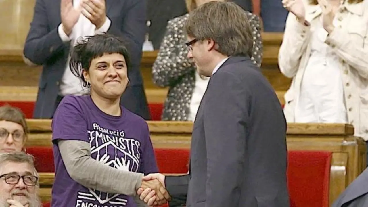 Ana Hidalgo (CUP) y el presidente Carles Puigdemont.