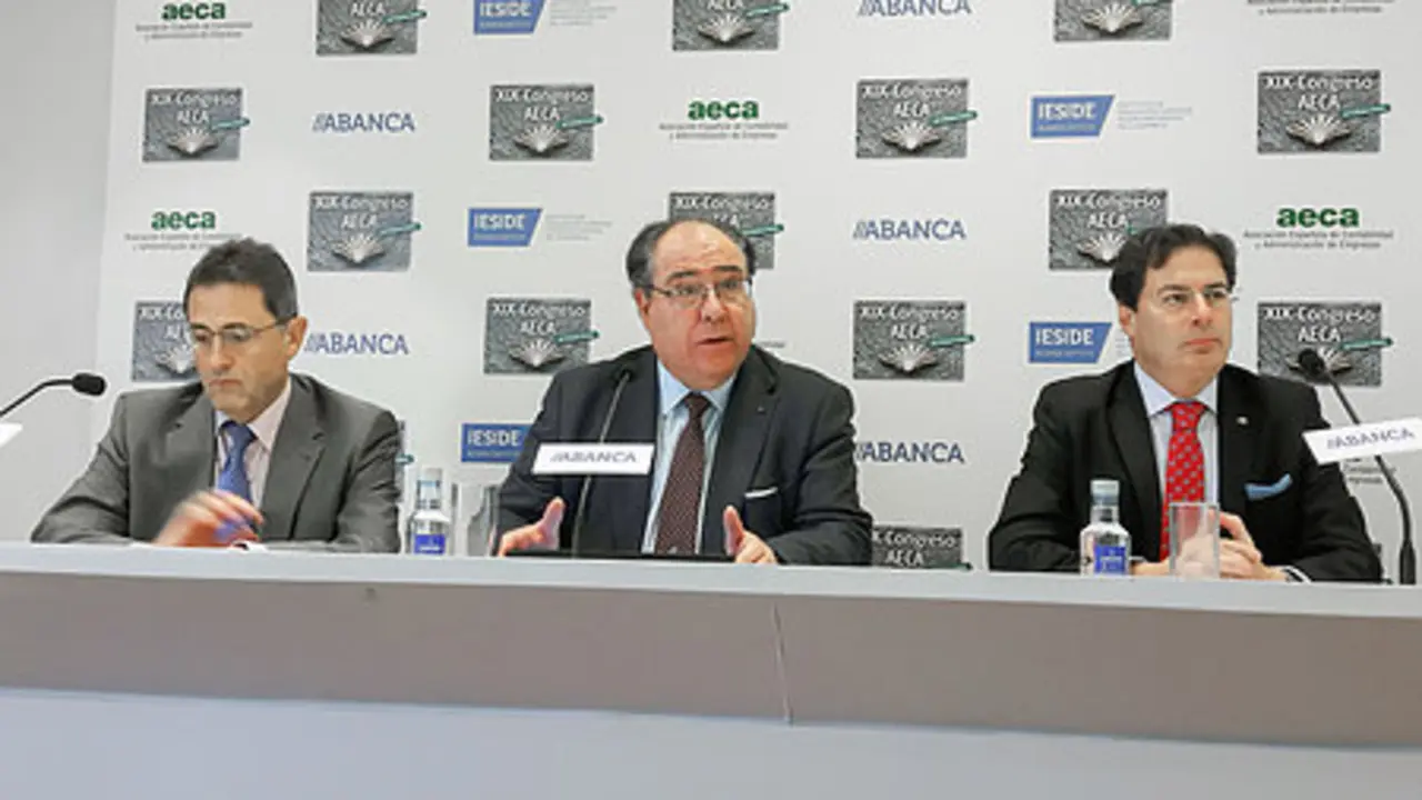 Jos&eacute; Luis Lizcano, director de AECA; Miguel &Aacute;ngel Escotet, director general de RSC y Comunicaci&oacute;n de Abanca y rector presidente de IESIDE, y Manuel Rodr&iacute;guez, gerente de Cobros y Pagos de Abanca. / Mundiario