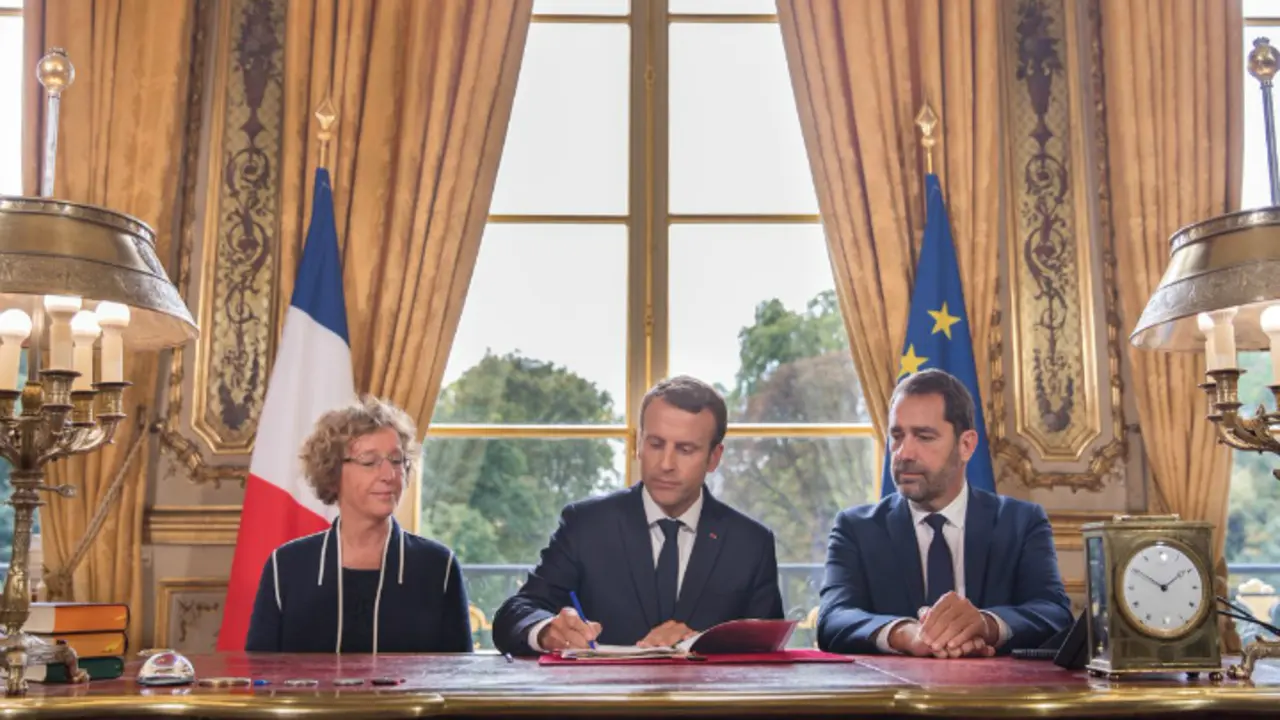 Emmanuel Macron, presidente de Francia, firmando reforma laboral del pa&iacute;s este viernes. Twitter