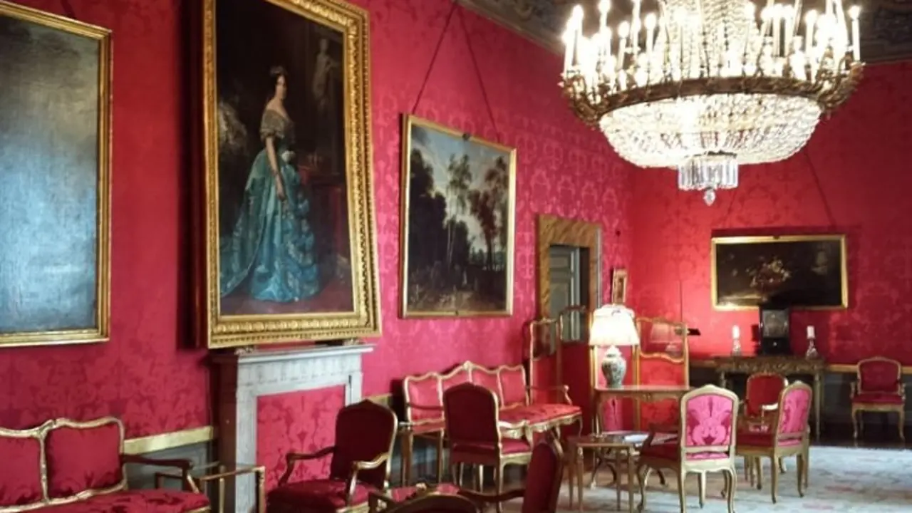 Salón de la embajada.