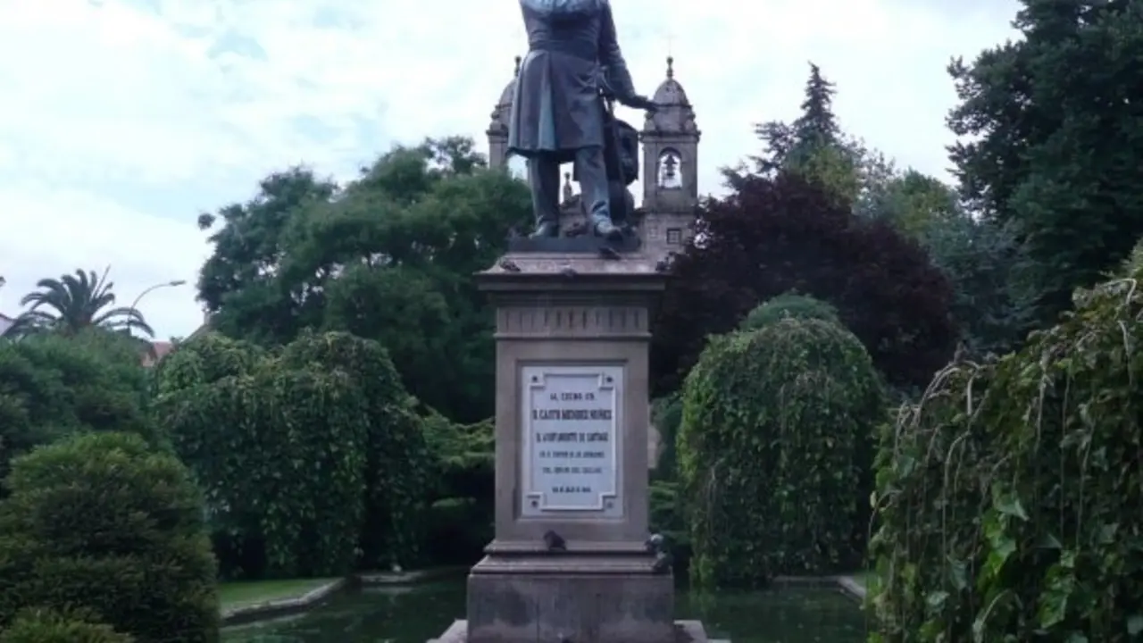Estatua de Méndez Núñez en Santiago. / Compostela Virtual