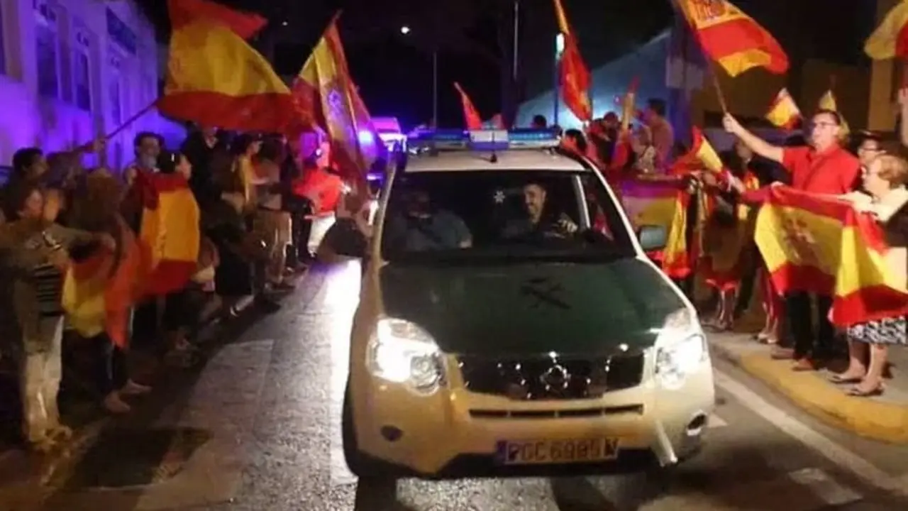 Despedida entre banderas a la Guardia Civil en Algeciras.