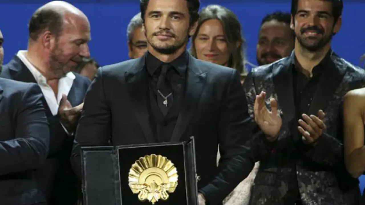 James Franco recibiendo el premio Concha de Oro en el Festival de San Sebasti&aacute;n. Twitter