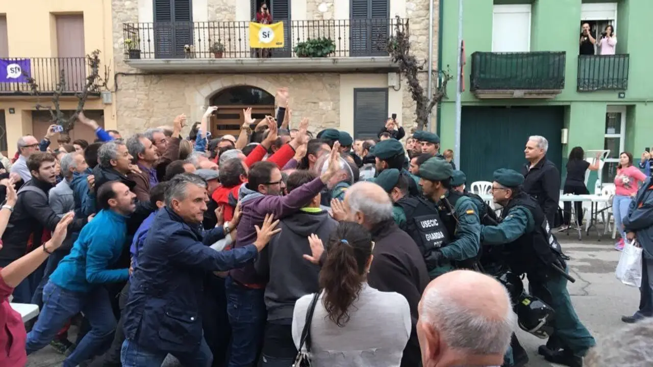 Forcejeo en la calle entre ciudadanos y guardias civiles. / Twitter