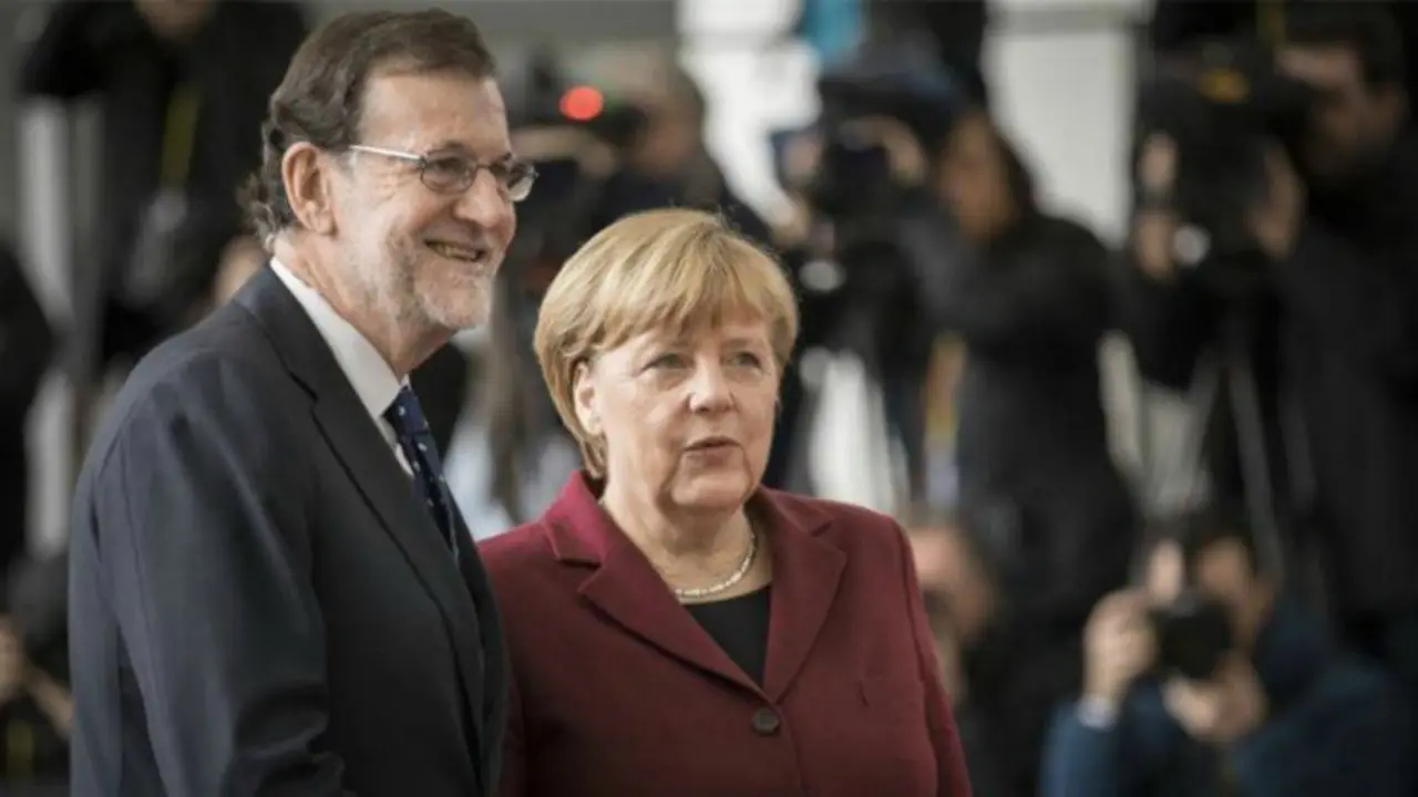 Mariano Rajoy, presidente del Gobiero espa&ntilde;ol y Angela Merkel, canciller alemaana. EL Pa&igrave;s