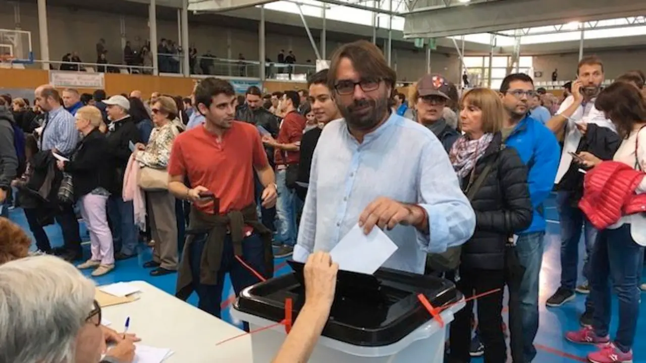 Camil Ros, líder de UGT vota en el referéndum del 1-O. / Twitter.