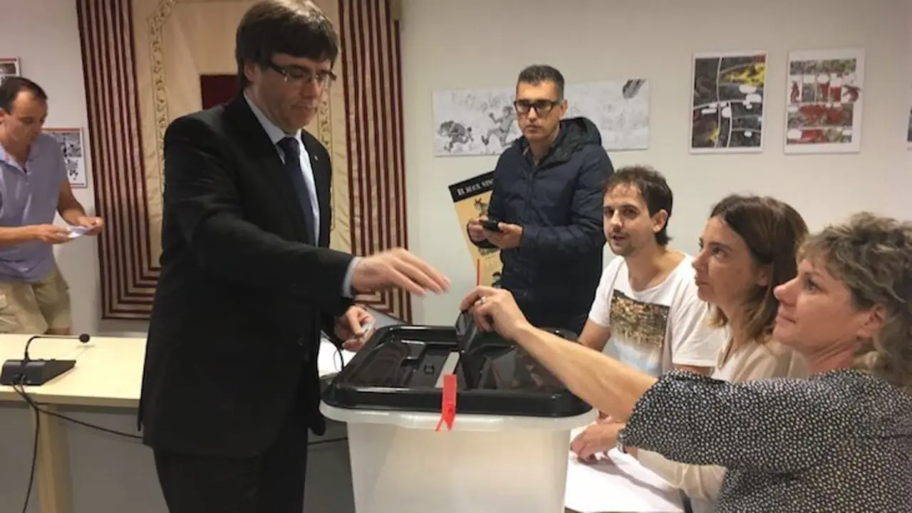 Carles Puigdemont (de pie), presidente cesado de la Generalitat. / Twitter