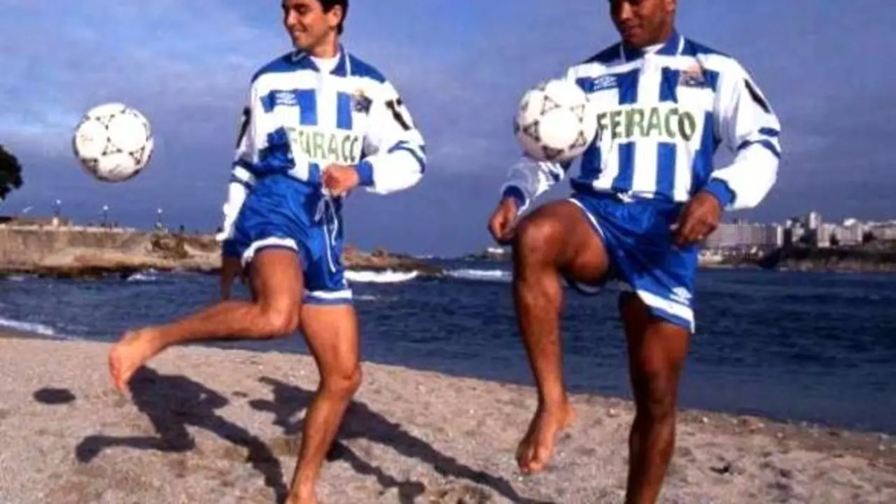Bebeto y Mauro Silva en la playa de Riazor, en A Coruña. / RR SS