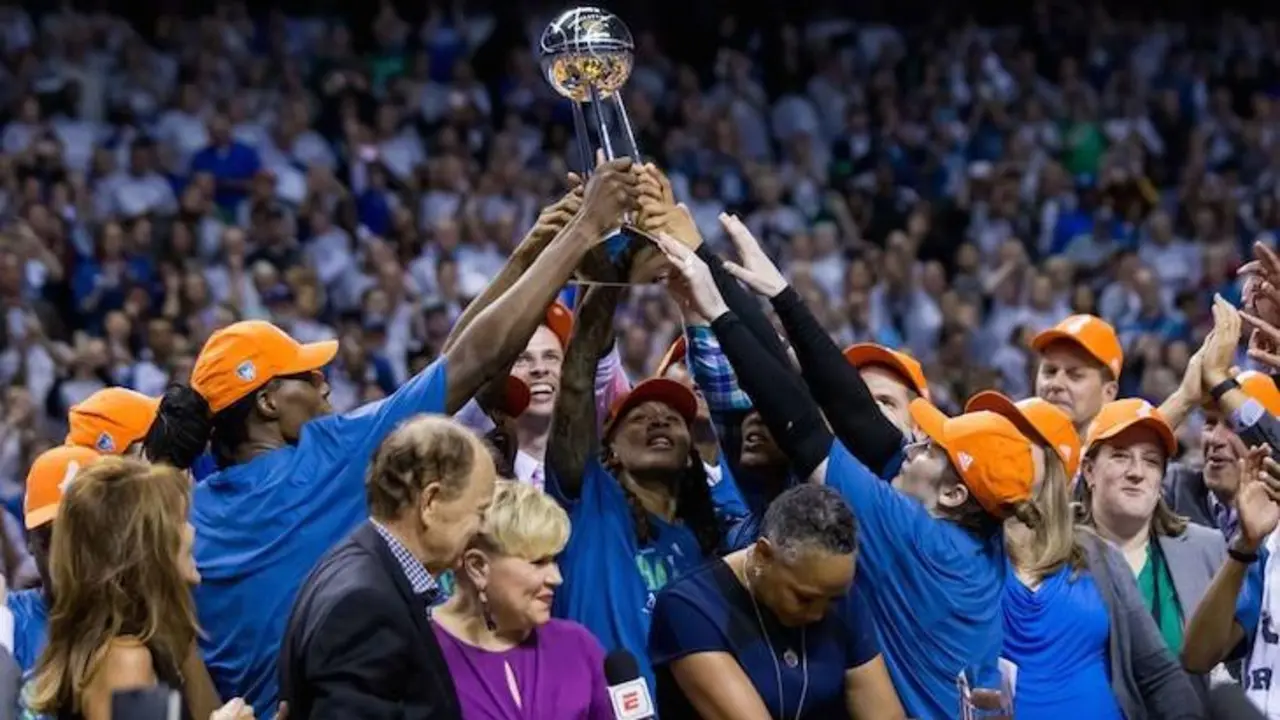 Jugadores de las Minnesota Mynx celebran su nuevo título de la WNBA. / Twitter.