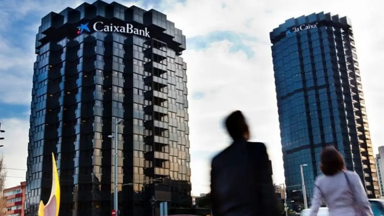 Edificios centrales de CaixaBank y laCaixa en la Diagonal de Barcelona.
