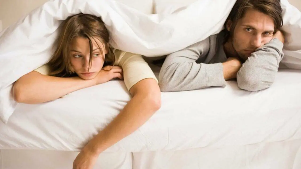 Pareja en la cama. RR SS