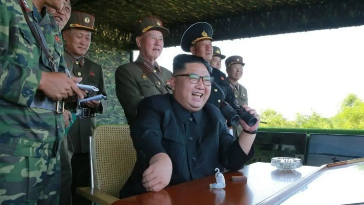 Kim Jong-un, lider supremo de Corea del Norte, observando el lanzamiento de un misil. / X