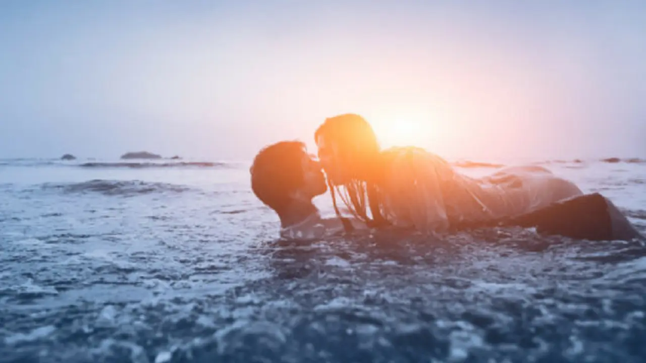 Pareja sexy en la playa. RR SS.